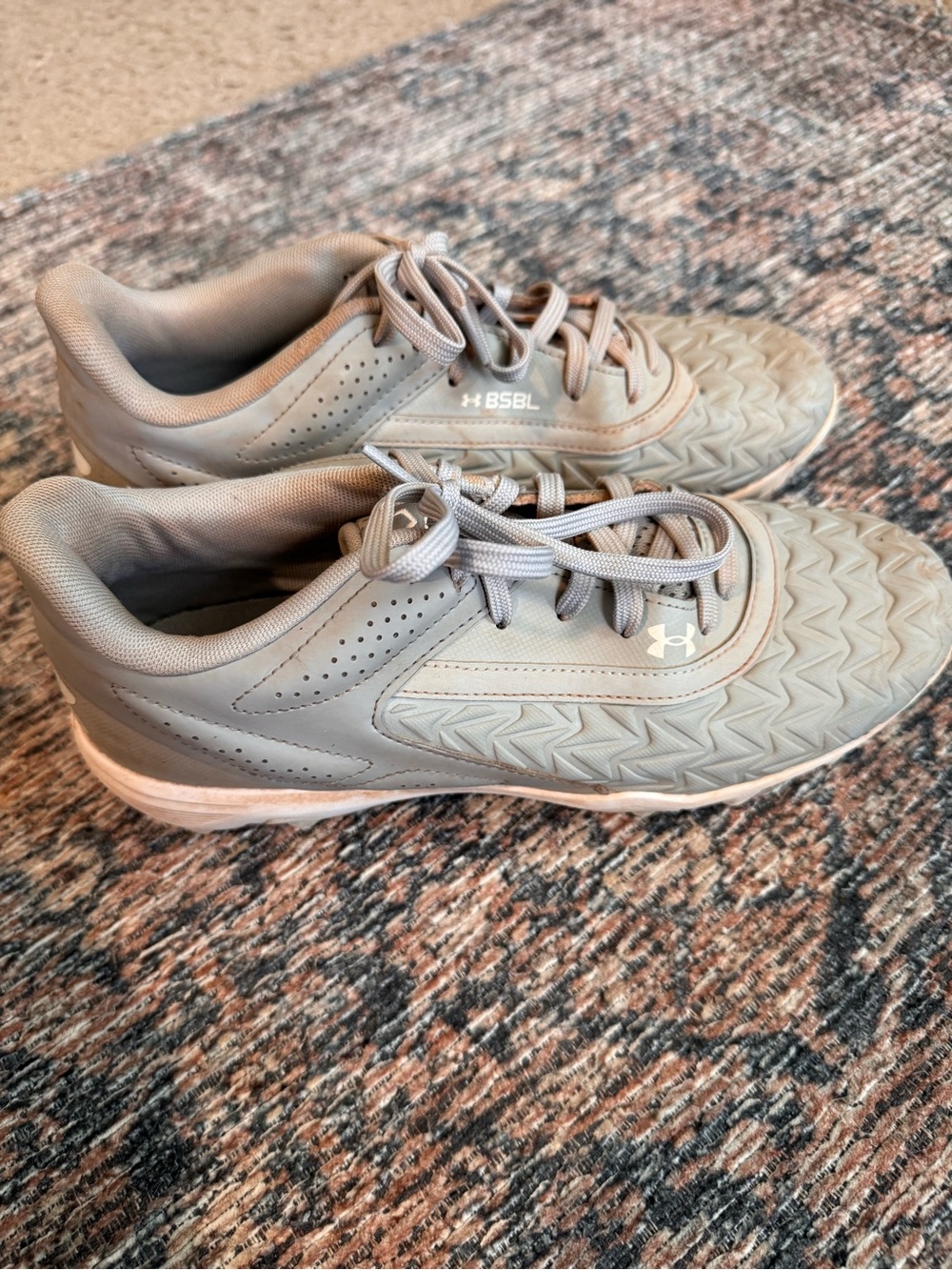 Under Armour Gray Baseball Cleats Size 8 Men’s